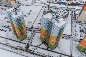 Производство работ в этих условиях чаще всего начинается с создания подсобного и вспомогательного хозяйства, что требует обеспечения своеобразных организационных форм управления, наличия мобильных средств производства, максимального перенесения заготовительных операций со строительной площадки в закрытые помещения, перехода к монтажу объектов из готовых деталей и конструкций, замену «мокрых» процессов на «сухие».